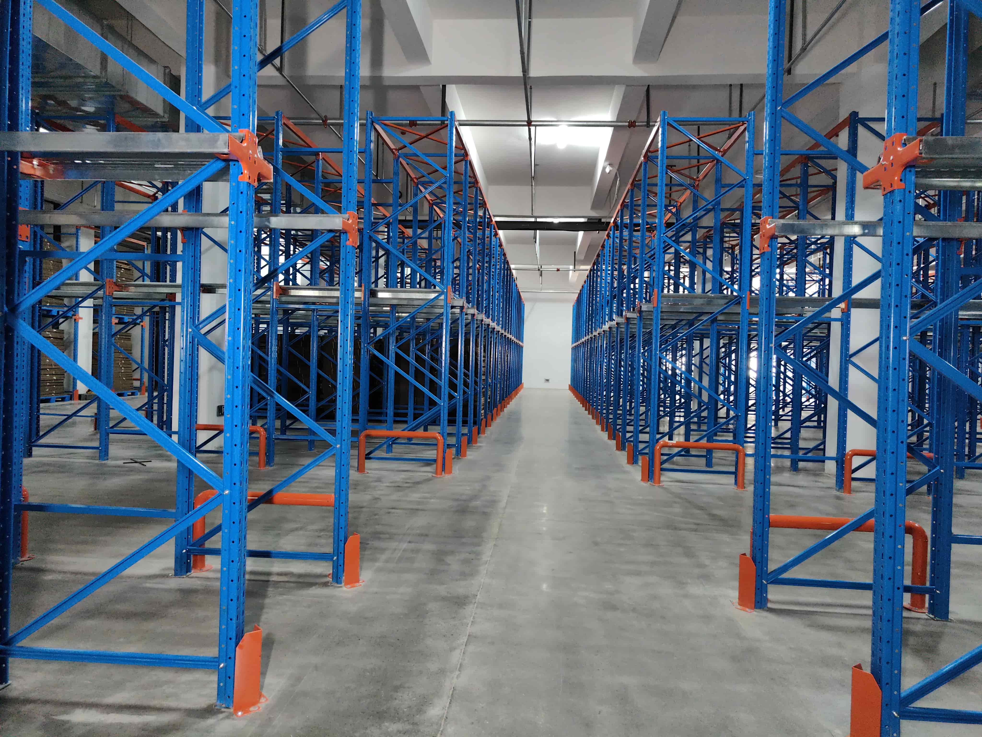 河南某地两万平物流仓库贯通式货架案例